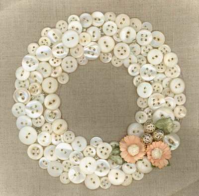 vintage button wreath ~ I made a frame with vintage buttons for a picture of my paternal grandparents whom I didn't have the privilege to know.  It's a very special frame and picture! Button Wreath, Couronne Diy, Tas Denim, Button Creations, Pola Kristik, Diy Buttons, Button Art, Button Jewelry, Button Crafts