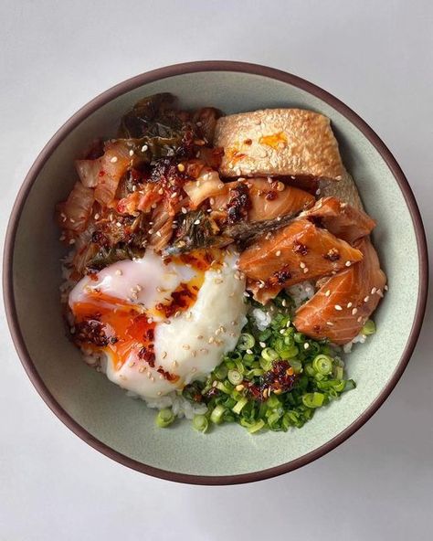 Fishwife on Instagram: "a perfect sunday bowl feat. koshihikari rice, smoked salmon, chopped kimchi, scallions, sesame and chili crisp 🥣!! crafted by @whatmariemade 🤩" Kimchi Rice, Chili Crisp, Salmon And Rice, Healthy Food Motivation, October 29, Food Diary, Smoked Salmon, Rice Bowls, Kimchi