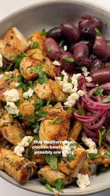 Mediterranean Chicken Bowl, Mediterranean Bowls, Dinner Recipes Healthy Low Carb, Mediterranean Diet Plan, Lemon Olive Oil, Mediterranean Chicken, Chicken Bowl, Black Olives, Pickled Red Onions