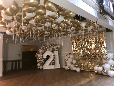 Balloons 18th Birthday, Prom Birthday Party Ideas, 21st Bday Party Decorations, 18th Birthday Colour Themes, Gold And Silver Birthday Theme, White And Gold 21st Birthday Party Ideas, Gold Birthday Theme Decoration, Gala Birthday Party Ideas, 21st Bday Ideas Decoration