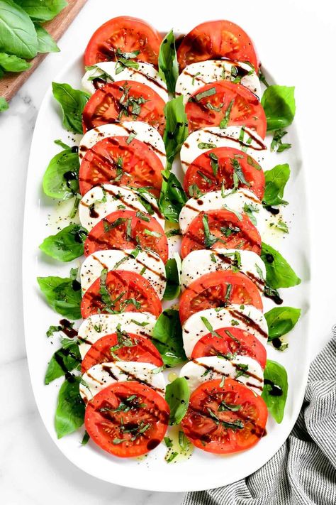 Mozzarella Caprese, Salada Caprese, Lemon Chicken With Asparagus, Tomato Caprese, Caprese Salad Recipe, Fest Mad, Classic Salad, Mozzarella Salad, Beautiful Salad