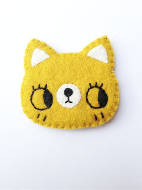 Felt Pins Brooches Diy, Felt Brooch Diy, Felt Charms, Felt Cat Stuffie, Felt Cat Brooch, Black Cat Felt Ornament, Felt Pins, Kawaii Brooch, Cat Felt