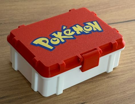 Screwless Pokémon Card Box Remixed by hollowmaker Pokemon Deck Box Diy, Deck Box Diy, Pokemon Card Box, Pokemon Deck, Diy Pokemon, Pokemon Logo, Pokemon Diy, Pokemon Card Game, Deck Box