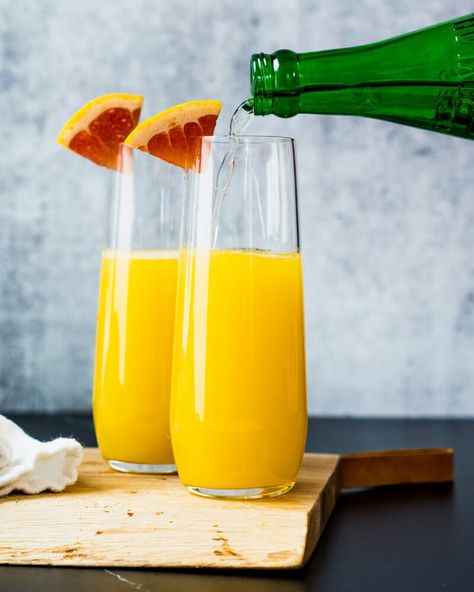 This non alcoholic mimosa is bubbly and refreshing: the perfect virgin drink for kids or people avoiding alcohol! #mimosa #nonalcoholicmimosa #virginmimosa #mocktail #mimosamocktail #kiddiecocktail Mocktail Recipe With Ginger Ale, Orange Juice Drinks Non Alcoholic, Drinks Virgin, Sunrise Mimosa, Mimosa Mocktail, Non Alcoholic Mimosa, Mimosa Recipes, Ginger Ale Cocktail, Nonalcoholic Drink