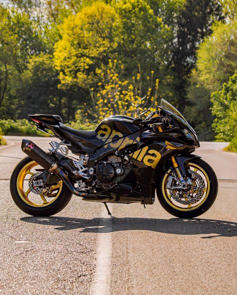 This is one of the most powerful bike out there from Aprilia which produces 200+hp and can reach up 177MPH. By gio.beggio and beggio.ph and owner adda_21_rsv4 on IG #aprilia #rsv4 #factory #suoerbike #bike #motorcycles #italianbike Aprilia 457, Bike Motorcycles, Aprilia Motorcycles, Aprilia Rsv4, Best Motorbike, Bike Aesthetic, Pretty Bike, Biker Love, Sports Bikes Motorcycles