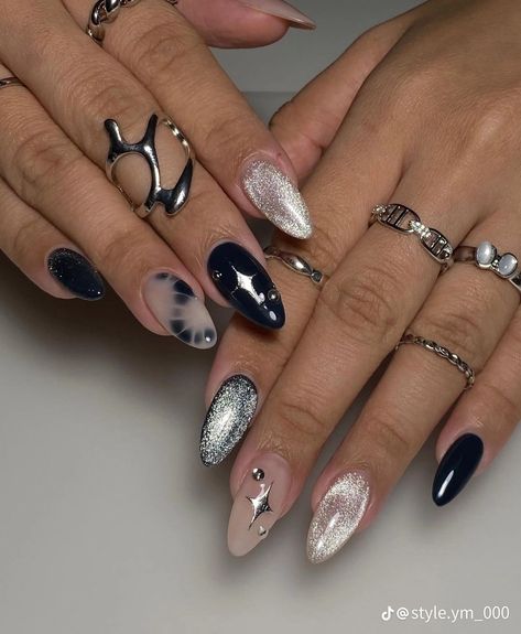 Blue Black Silver Nails, Silver Cat Eye Nails, Silver Cat Eye, Blue And Silver Nails, New Years Eve Nails, Eye Nail Art, Cat Ideas, Grunge Nails, Casual Nails