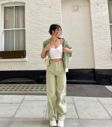 Minimalist Aesthetic Outfit, Olivia Yang, Pose Fotografi, Clean Girl, Mode Inspiration, Minimalist Outfit, Outfits Casuales, Cute Casual Outfits, Spring Outfit