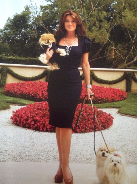 Lisa Vanderpump and Giggy Lisa Vanderpump Costume, Vanderpump Outfits, Lisa Vanderpump Style, Lisa Vanderpump, Preppy Women, Vanderpump Rules, Yoga Mom, American Princess, Pinot Grigio