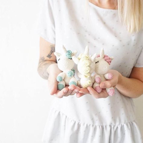 Patron Amigurumi Crochet : Petites licornes endormies – Made by Amy Quick And Easy Amigurumi, Crochet Horses, Amigurumi Unicorn, Tiny Toys, Crochet Unicorn Pattern, Handmade Animals, Easy Amigurumi, Crochet Horse, Stylish Crochet