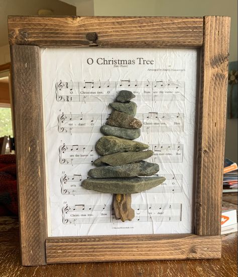 Pebble art xmas tree picture Pebble Art Snowman, Pebble Art Manger Scene, Pebble Nativity Scene, Xmas Pebble Art, Horse Pebble Art, Christian Pebble Art, Christmas Stone Art, Christmas Rock Art Ideas, Rock People Craft Pebble Art