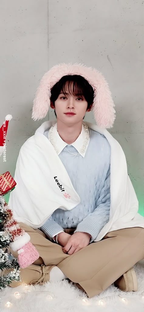 #StrayKids #Minho #Christmas #Wallpaper & #Lockscreen #Waxie dont repost/crop wm! Lee Know Christmas Wallpaper, Christmas Lee Know, Lee Know Cute Wallpaper, 2min Wallpaper, Lee Know Christmas, Stray Kids Lee Know Wallpaper, Lee Know Wallpaper, Straykids Minho, Kpop Stray Kids