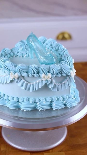 Cinderella Buttercream Cake, Disney 18th Birthday Cake, Cinderella Themed Food Ideas, Cinderella 18th Birthday Party, Cinderella Birthday Food, Simple Cinderella Cake, Cinderella Birthday Cake Simple, Cinderella Smash Cake, Cinderella Food Ideas