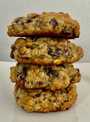 Low fat Oatmeal Raisin cookies | Just A Pinch Recipes Low Calorie Desserts Easy, Low Calorie Oatmeal, Weight Watcher Cookies, Low Fat Cookies, Cookies Photo, Cookies Oatmeal, Low Fat Desserts, Cookie Recipes Oatmeal Raisin, Snickerdoodle Recipe