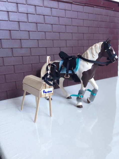 Schleich Diy Ideas, Diy Schleich Horse Stuff, Diy Schleich Horse Stall, Schleich Horse Jumps Diy, Horse Crafts Kids, Horse Stalls Diy, Schleich Horse Set Ups, Diy Breyer Horse Stuff, Diy Horse Toys