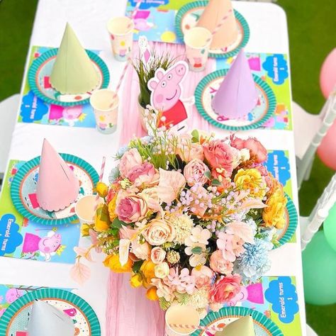 Event Planning | Design | Decor on Instagram: "Calling all Peppa pig fans 💫 Peppa Pig party 💫  Emerald turned 1 this weekend. Thank you mummy for trusting us to decorate and style your party. 🤍  Fun food & kids entertainment @gfpartyservice  Kids tables & chairs @festivefloats" Peppa Pig Table Decoration, Peppa Pig Birthday Party Decorations, Papa Pig, Kids Tables, Pig Birthday Party, Peppa Pig Birthday Party, Peppa Pig Party, Pig Party, Peppa Pig Birthday