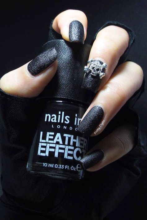 Fingernails with black leather texture Fancy Nail Salon, Leather Nails, Cute Nails Designs, Nails Minimalist, Home Closet, Skull Nails, Negative Space Nails, Really Cute Nails, Great Nails