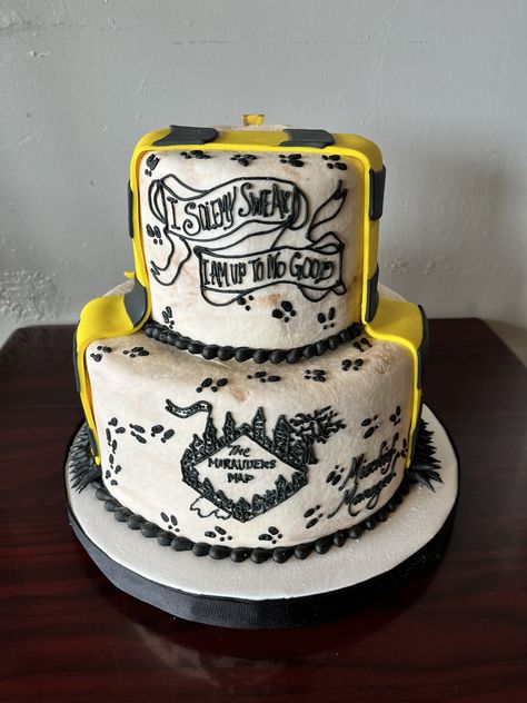 Hufflepuff Cake, Map Cake, Harry Potter Cakes, Tiered Cakes Birthday, Harry Potter Hufflepuff, Marauders Map, Harry Potter Cake, Harry Potter, Birthday Cake