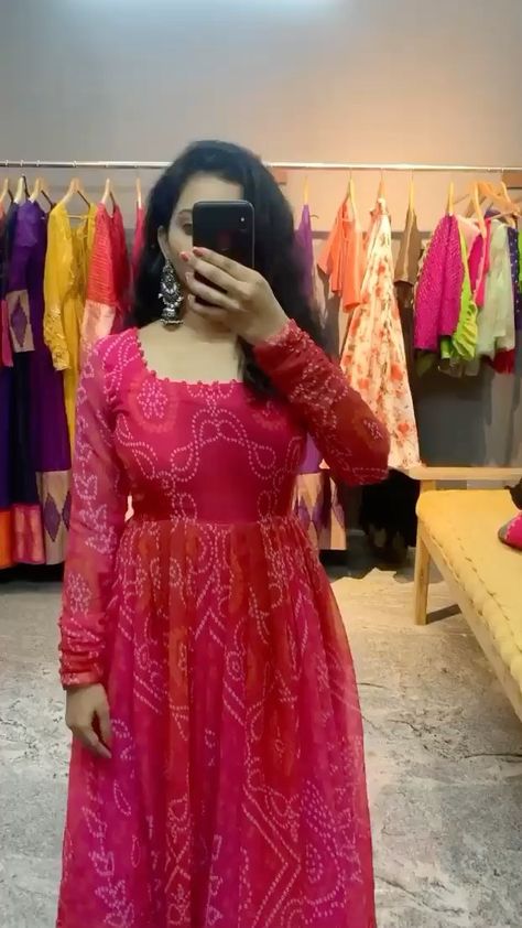 Bandhani Dress Pattern, Full Sleeves Dress, Bandhani Print, Hand Dress, Stylish Kurtis Design, Long Frock Designs, Bandhani Dress, Long Gown Design, Anarkali Dress Pattern