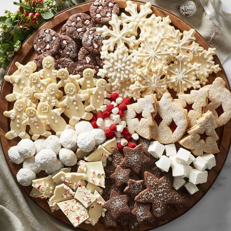 Different Types Of Cookies, Cookie Buffet, Christmas Food Photography, Types Of Cookies, Cookie Board, Christmas Food Treats, Christmas Cookies Gift, Christmas Food Gifts, Christmas Cookies Easy