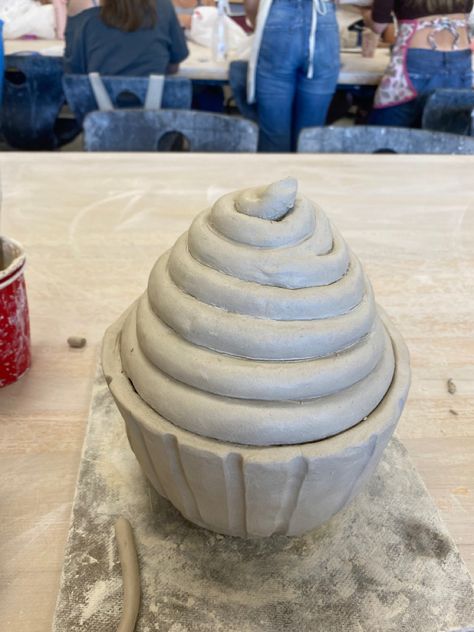 Food Pottery Ideas, Clay Coil Ideas, Coils Ceramics Ideas, Clay Coiling Ideas, Pottery Food Ideas, Coil Pots Aesthetic, Ceramics Coil Projects, Coil Pot Inspiration, Simple Coil Pots