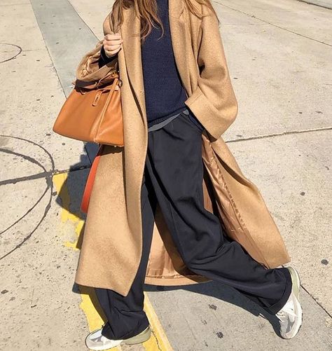 Oversized Camel Coat, Winter Pant, Camel Coat Outfit, Street Style Fall Outfits, Style Casual Chic, Coat Street Style, Sneakers Looks, Coat Outfit, Instagram Style