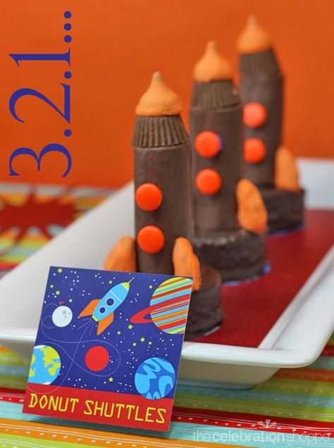 Mini Space Shuttle Treat (made from a hostess ding dong, a swiss cake roll, Keebler grasshopper cookie, Hershey kiss, mini reeses, Spree candy, & icing) Space Snacks, Rocket Party, Thanksgiving Crafts Preschool, Halloween Crafts Preschool, Outer Space Party, Halloween Crafts For Toddlers, Outer Space Birthday, Space Birthday Party, Christmas Crafts For Adults