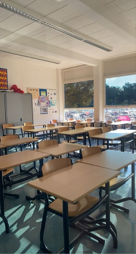 School Aesthetic Classroom, Highschool Design, Empty Classroom, Emoji Stories, Classroom Interior, Classroom Background, College Architecture, I Love School, American High School