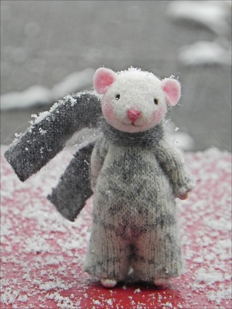 this is from sweet pea felts....sooo cute Stuffed Mice, Felted Mice, Tovad Ull, Felt Mouse, House Mouse, Cute Mouse, Needle Felted Animals, Wet Felting, Felt Toys