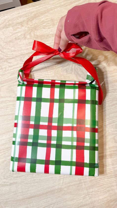 Nikki - Wrappin Queen | A fun way to help someone unwrap their present! #giftwrapping #howtogiftwrap #wrappinqueen | Instagram Gift Wrapping With Handle, Gift Wrap With Handle, Socks Wrapping Gift Ideas, Wrapping Big Gifts, Wrapping Clothes Gift Packaging, Diy Gift Bags From Wrapping Paper, Paper Bag Wrapping, Christmas Present Wrap, Gift Hacks