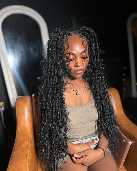 I Tried Something New 🥵Back In The Lab. Comments ? 🍁Book Under: Soft Locs + boho 💭𝗙𝗼𝗹𝗹𝗼𝘄 𝗠𝘆 𝗜𝗚, 𝗣𝗶𝗻𝘁𝗲𝗿𝗲𝘀𝘁, & 𝗧𝗶𝗸𝘁𝗼𝗸 𝗜𝗻 𝗕𝗶𝗼!💭 ♡ ♡ ♡ #knotlessbraids #bohoknotless #customblendbraids #mobilealbraider #251braider #mississippibraider #georgiabraider #floridabraider #explore #viral #blackgirlinspo#braidercontent #hairstylist #summerlooks #locs #softlocs #lochairstyles Boho Soft Locs, Boho Locs, Soft Locs, Curly Hair Routine, Locs Hairstyles, Loose Curls, Hair Routines, Long Curly, Protective Hairstyles