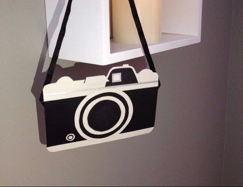 Camera Gift Box Diy, Cardboard Camera Diy, Paper Camera Craft, Tintin Costume, Diy Paper Camera, Cardboard Camera, Art Room Doors, Paper Camera, Camera Crafts