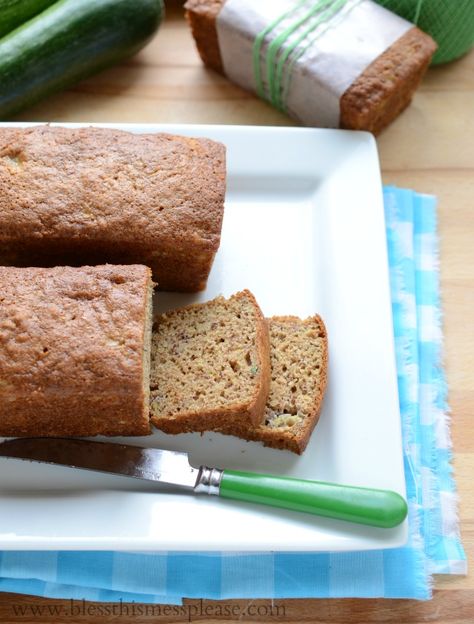 Banana Zucchini Bread - my two favorite breads smooshed together into awesome Leftover Zucchini, Banana Zucchini Bread, Banana Zucchini, Bread French Toast, Zucchini Banana, Homemade Banana Bread, Zucchini Bread Recipes, Zucchini Muffins, Nut Bread