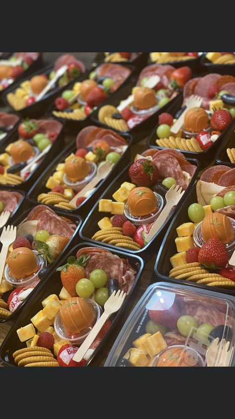 Charcuterie Individual, Homemade Charcuterie, Mini Charcuterie Board, Family Reunion Food, Charcuterie Boxes, Mini Charcuterie, Bento Box Recipes, Cafe Recipes, Veggie Cups