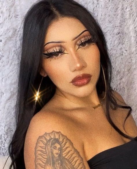 Chicana Makeup Looks 90s, Pachuca Makeup, Chicana Eyebrows, Mexican Makeup Ideas, Chicana Eyeshadow, Chola Makeup Latina 90s, 90s Chicana Makeup, 90s Chola Makeup, Chula Makeup