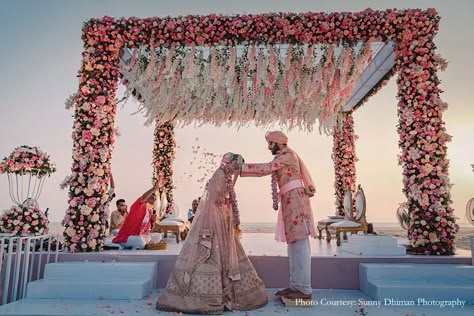 Indian Beach Wedding Mandap, Indian Wedding On Beach, Square Mandap Decor, Goa Indian Wedding, Wedding Chori Mandap Indian, Beach Sangeet Decor, Goa Wedding Decor, Mandap Aesthetic, Gujju Wedding