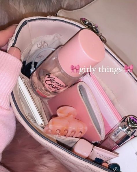 Baddie Purse Essentials, Purse Essentials Aesthetic, Girly Purse, Baddie Essentials, Hygiene Bag, Girly Tingz, Tout Rose, Inside My Bag, Pink Lifestyle