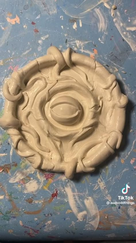 Sculpture Art Clay, Creation Art, Tanah Liat, Clay Diy Projects, Clay Crafts Air Dry, Pottery Crafts, Ceramics Pottery Art, Ceramics Projects, Clay Art Projects