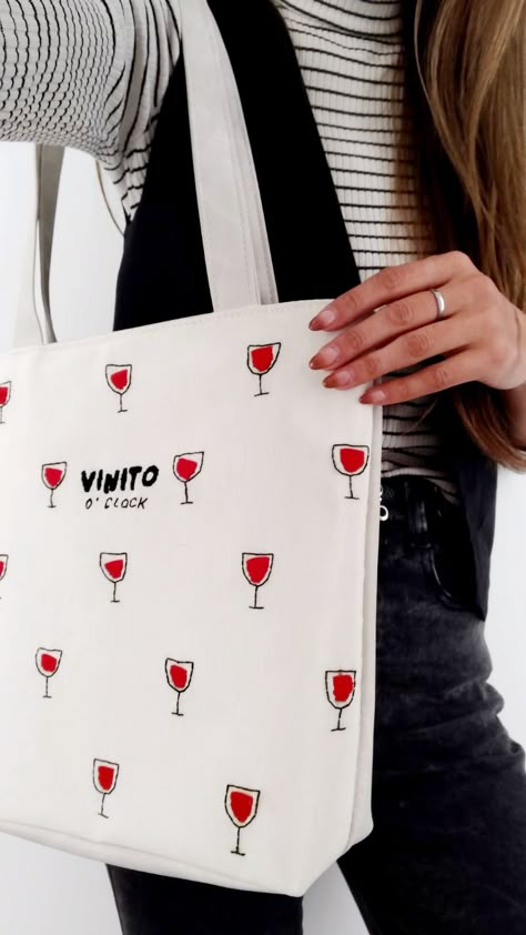 Tote bag con frase bordada a mano. "Vinito O'Clock." 🍷 Tote Bags Painting Ideas, Ecobag Design Ideas, Bags Tela, Cricut Tote Bags, Tote Bags Painting, Tote Bag Painting Ideas, Painted Canvas Bags, Painted Tote Bag, Tote Bag Inspo