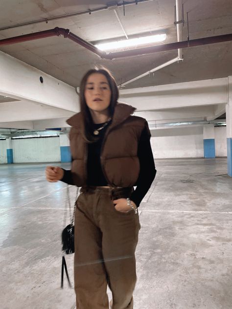 Padded Vest Outfit, Brown Puffer Vest Outfit, Vest Outfit Women, Puffer Vest Outfit, Brown Puffer, Vest Outfit, Padded Vest, Thrift Finds, Outfit Women