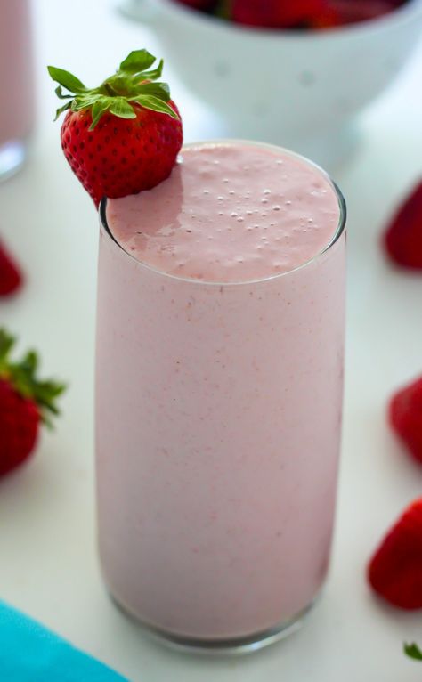 Strawberry Vanilla Smoothie Strawberry Vanilla Smoothie, Vanilla Smoothie Recipes, Strawberry Mango Smoothie, Ice Cream Smoothie, Baker By Nature, Smoothie Recipes Strawberry, Vanilla Smoothie, Smoothie Drink Recipes, Strawberry Milkshake