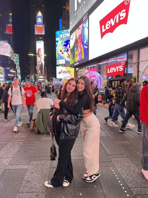 #ny #nyc #timesquare Timesquare Photoshoot, Nyc Summer Fits, Time Square Outfit, Nyc With Friends, Times Square Outfits, Ny Photoshoot Ideas, Times Square Pictures Ideas, Nyc People, Nyc Picture Ideas