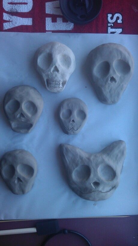 Clay Sugar Skulls Clay Skulls Diy, Clay Art Pieces, Clay Crafts Alt, Stone Clay Ideas, Y2k Clay Ideas, Emo Clay Ideas, Grunge Clay Ideas, Grunge Clay Art, Sculpture Art Clay Inspiration