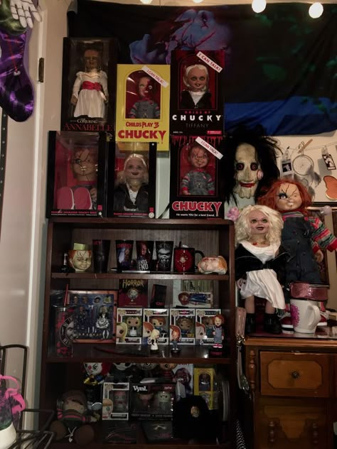 Chucky Bedroom Ideas, Chucky Room Decor, Horror Inspired Room, Horror Collection Room, Horror Movie Bedroom Ideas, Horror Bedroom Aesthetic, Horror Room Aesthetic, Horror Themed Room, Horror Bedroom Ideas