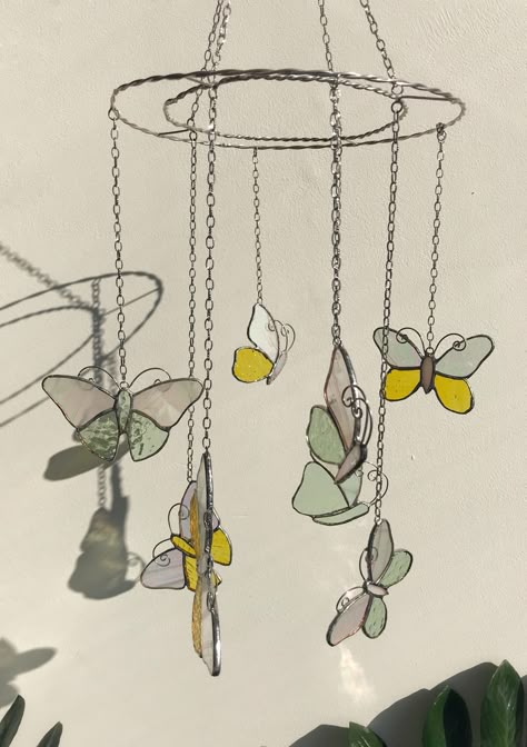 Stained Glass Butterfly Mobile, Butterfly Glass Art, Stain Glass Sun Catcher, Stain Glass Butterflies, Easy Stained Glass Art, Sun Catcher Butterfly, Stained Glass Mobile, Butterfly Dream Catcher, Christmas Yellow