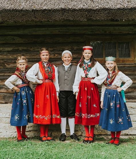 The Winter People, Estonian Clothing, Traditional Clothing Around The World, Slavic Girl Aesthetic, Winter People, Doll Dress Ideas, Frost Giant, Slavic Girl, School Crafts For Kids