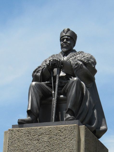 Jomo Kenyatta statue, Kenya African Ancestors, African Aesthetics, Burning Spear, Jomo Kenyatta, Black Kings, Black King And Queen, African Royalty, Dr Congo, Country Signs