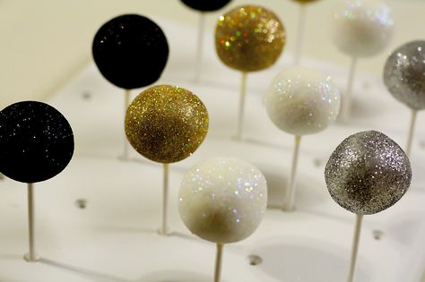 New Years cake pops Disco Ball Cake Pops, Disco Food, Disco Ball Cake, Glitter Cake Pops, Fun Cake Pops, Mafia Party, Wedding Dress Cupcakes, Cupcake Recipes From Scratch, Double Chocolate Cake