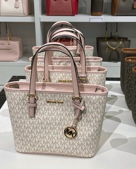 Cute Michael Kors Bags, Cute Big Purses, Cute Hand Bags Aesthetic, Handbag Astethic, Estilo Blair Waldorf, Spring Purses, Pink Bags, Trendy Purses, Luxury Bags Collection