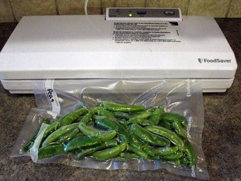 Freezing Fresh Green Beans, Food Saver Hacks, Freeze Beans, Snap Peas Recipe, Vacuum Sealing Food, Food Saver Vacuum Sealer, Preserving Vegetables, Freezing Vegetables, Food Safety Tips