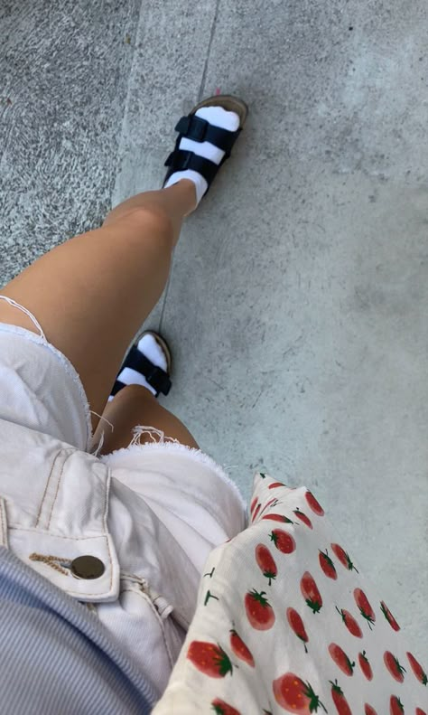 Socks With Sandals Outfit, Berken Stocks Shoes Outfit, Berkinstock Sandals Outfit, Sandles Outfit, Birkenstock Socks, Go Out Outfits, Birkenstock Sandals Outfit, Birks Outfit, Birkenstock With Socks